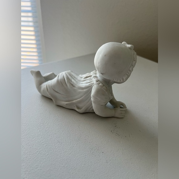 Antique German Carl Schneider Bisque Porcelain Figurine Piano Baby Girl W/Bonnet - Picture 4 of 8